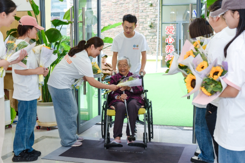 2024年度“孝心工程”青春伴夕阳活动温情启幕，以青春之名，温暖夕阳时光